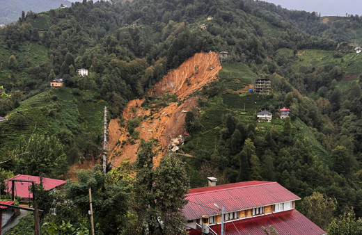 Rize'de heyelan! 2 ev toprak altında kaldı