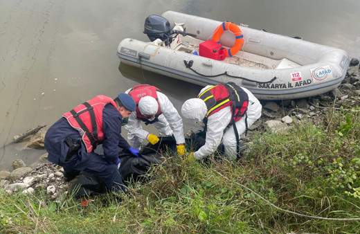 Sakarya'nın Geyve ilçesinde, nehirde erkek cesedi bulundu.