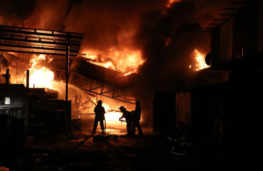 Sakarya'da kauçuk fabrikası alev alev yandı 5 iş yerine sıçradı