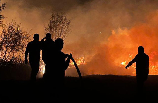 Antalya'da tarım araçlarının bulunduğu depoda yangın