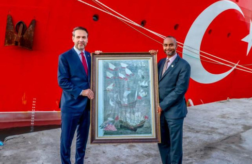 Somali Savunma Bakanından Bakan Bayraktar'a anlamlı hediye