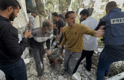 İsrail, Gazze'de yerlerinden edilenlerin sığındığı BM okulunu üçüncü kez bombaladı