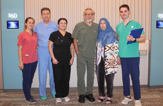 İzmir'de bir hastanın karnından 9,5 kilogramlık tümör çıkarıldı