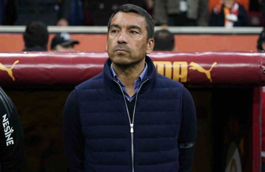 Giovanni van Bronckhorst: Galatasaray neden 9 kişi kalmadı