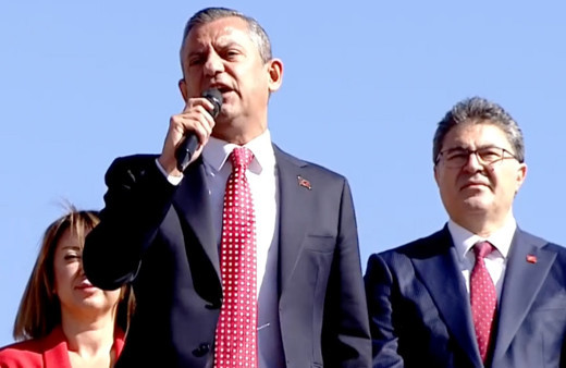 CHP Genel Başkanı Özel, 1. Meclis'in önünde konuştu: "Bölünmeye, kavgaya ve çatışmaya karşıyız"