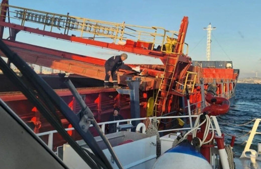 Güverte vinci, kargo gemisine devrildi! Yaralılar var...