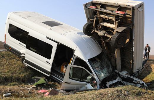 Diyarbakır'da feci kaza! 15'i öğretmen 17 kişi yaralandı