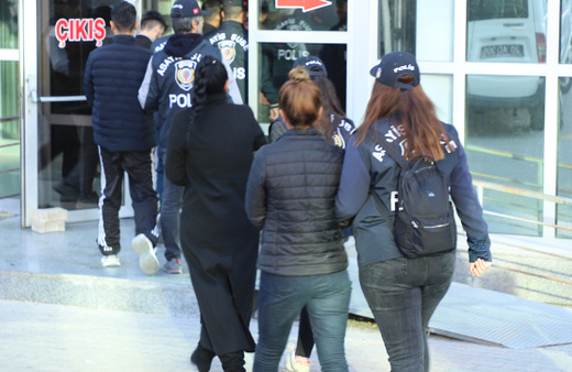 Denizli'de yaşlı kadını 33 milyon lira dolandıran 19 kişi tutuklandı