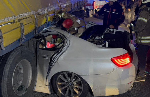 Esenyurt'ta korkunç kaza! Otomobil tırın altına girdi, sürücü...