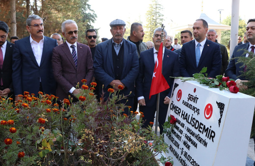Bakan Uraloğlu, şehit Ömer Halisdemir'in kabrini ziyaret etti