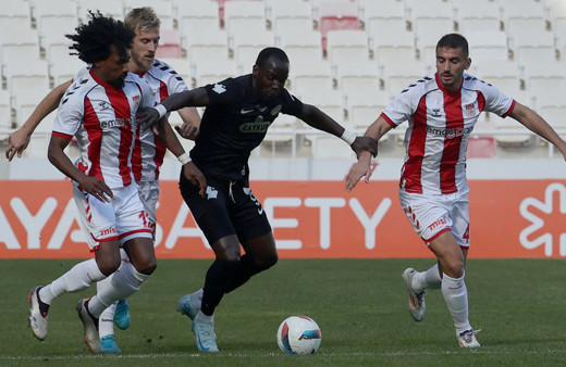 Sivasspor 10 kişi kalmasına rağmen Rizespor'u mağlup etti