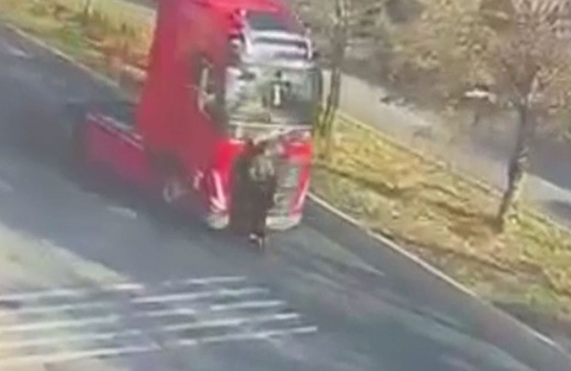 Pendik'te tırın altında kalan skuter kullanıcısı kadın öldü