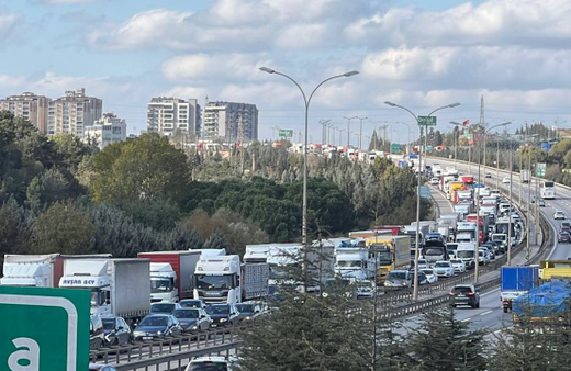 Anadolu Otoyolu'nun Kocaeli kesiminde kamyon devrildi: Trafik felç oldu