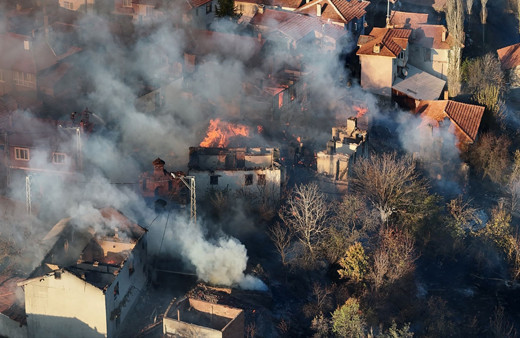 Köyde çöplükte çıkan yangın evlere sıçradı