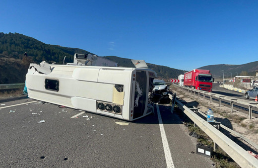 Çankırı'da üç aracın karıştığı kazada 14 kişi yaralandı