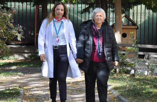 Eskişehir'deki eğitim sayesinde meme kanserine yakalandıklarını fark eden anne ile kızı iyileşti