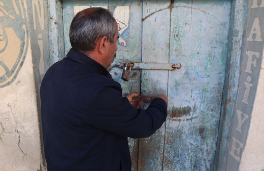 Babasının öldüğü gün kapattığı köy bakkalı 30 yıl önceki haliyle duruyor
