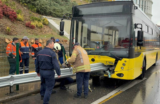 Kadıköy'de İETT otobüsü bariyere saplandı
