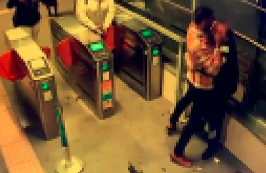 Marmaray istasyonunda kan aktı! Güvenlik görevlisi, alkollü şahsı silahla vurdu: O anlar kamerada
