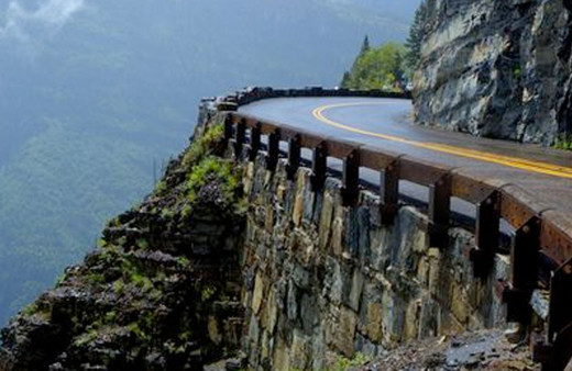 Yolcu minibüsü 220 metrelik uçuruma yuvarlandı 10 ölü