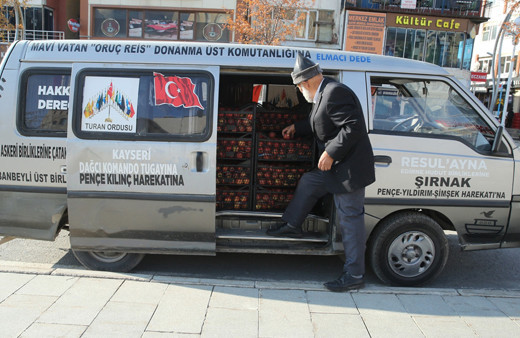 Denizlili "Elmacı Dede" yetiştirdiği elmaları Hakkari'deki askerler için getirdi
