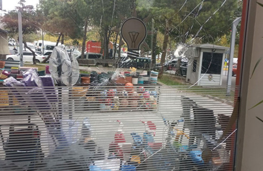 AK Parti Beylikdüzü İlçe Başkanlığına taşlı saldırı