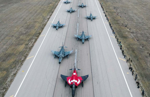 Eskişehir'de 10 F-4E Phantom uçağıyla ‘fil yürüyüşü