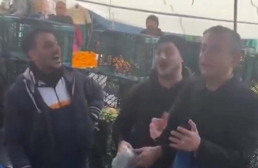 Özgür Özel önlüğü giydi, pazar tezgahına geçti