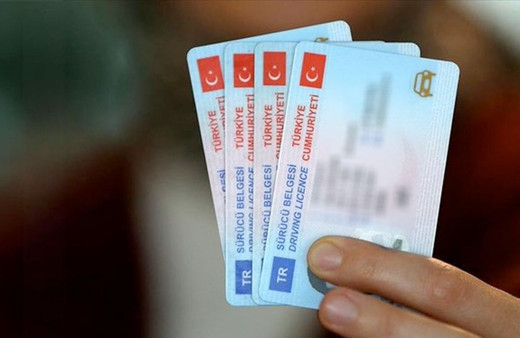 Eski tip sürücü belgelerinin yenilenmesi için verilen süre değişti Ali Yerlikaya duyurdu