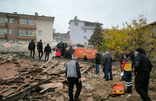 Malatya'da bina yıkımı sırasında göçük! 1 işçi enkazdan kurtarıldı