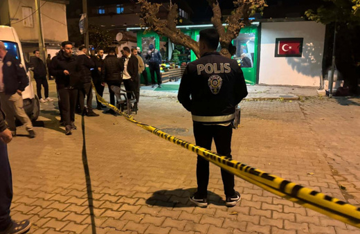 İzmir'de polise silahlı saldırı: 2'si ağır 3 polis yaralı