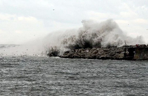İstanbul'da lodos fena esti 2 gemi birbirine sürttü