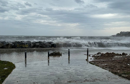 İstanbul'u lodos vurdu deniz suyu sahile taştı