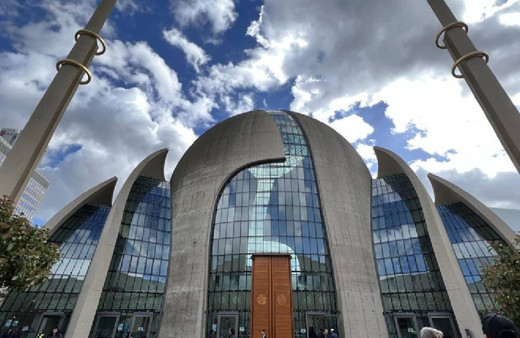 Köln şehir merkezinde ezana izin