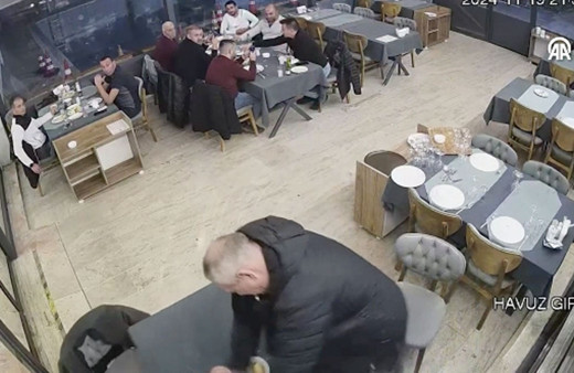 CHP’li meclis üyesi, gazeteciyi bayıltana kadar dövdü saldırı anı güvenlik kamerasında