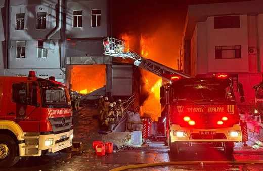 Beylikdüzü’nde çıkan fabrika yangını 8 saattir sürüyor