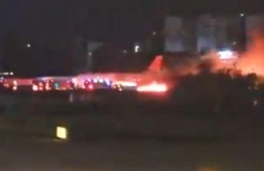 Antalya Havalimanı'nda panik! Uçağın motoru yandı