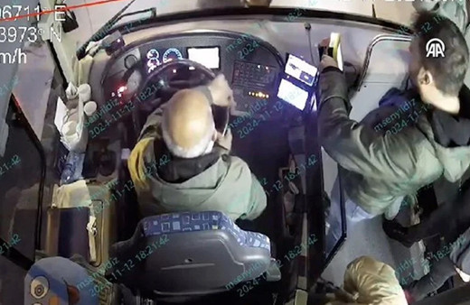 Beyoğlu'nda halk otobüsü şoförüne kaldırım taşlı saldırı güvenlik kamerasında