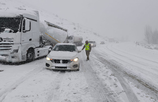 Kar yağışı Gümüşhane-Erzincan kara yolunu trafiğe kapattı