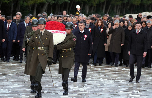 Milli Eğitim Bakanı Tekin, tüm illerden gelen öğretmenlerle Anıtkabir'i ziyaret etti