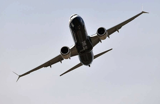 Kargo uçağı bir binanın üzerine düştü! 1 ölü, 4 yaralı