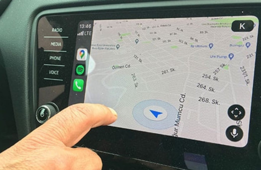 Navigasyonun gösterdiği yoldan gittiler, yıkılan köprüden yuvarlandılar!