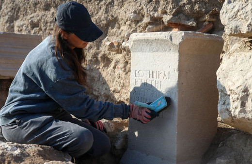 Uşak'ta imparator Hadrianus'a ithafen bulunan kitabede bakın ne yazıyor?