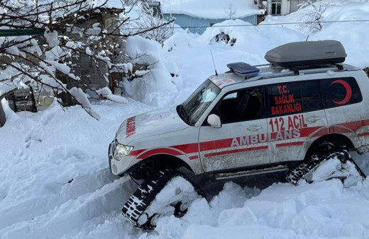 Yolu kardan kapanan köydeki hastaya paletli ambulansla ulaşıldı