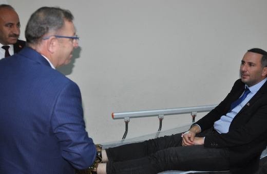 Kars'ta minibüs otomobile çarptı: 13'ü öğretmen 14 kişi yaralandı