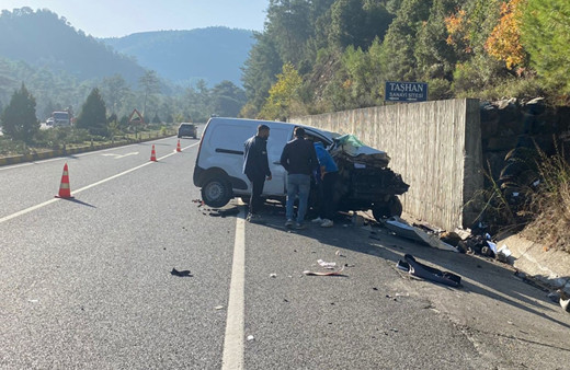 Muğla'da kamyonetin istinat duvarına çarptığı kazada 2 çocuk öldü, 1 kişi yaralandı