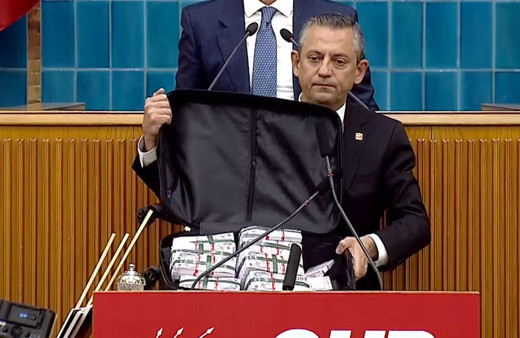 Özgür Özel'den Bahçeli'ye yanıt! Kürsüde valiz dolusu parayı çıkardı: Devlet Bey'e hediyem olsun