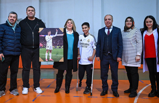 Arda Güler'den hayranı ampute futbolcu Kerem'e imzalı forma sürprizi