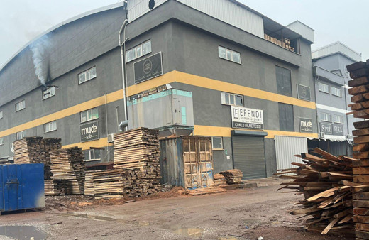 Talihsiz ölüm! Makineden fırlayan tahta parçası işçinin bacağına saplandı