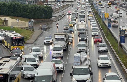 İstanbul'da yağışın da etkisiyle trafik yoğunluğu yüzde 78'e ulaştı